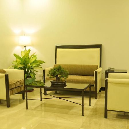 Richville Hotel Mandaluyong Buitenkant foto