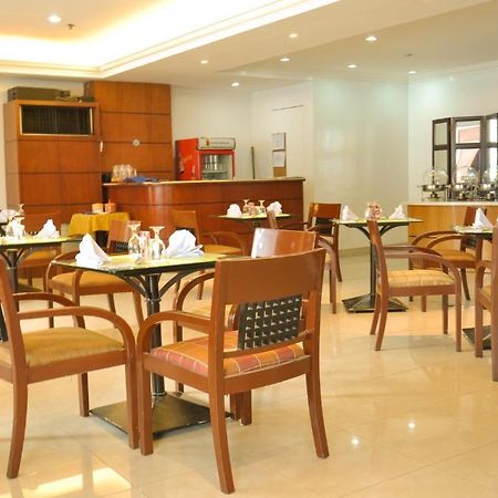 Richville Hotel Mandaluyong Buitenkant foto