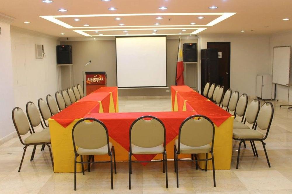 Richville Hotel Mandaluyong Buitenkant foto