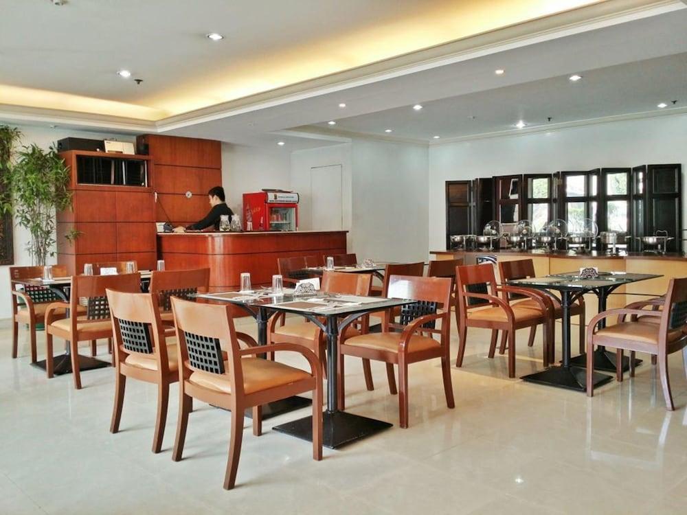Richville Hotel Mandaluyong Buitenkant foto