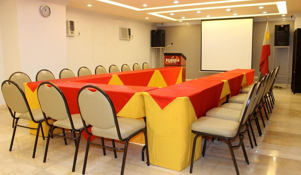 Richville Hotel Mandaluyong Buitenkant foto