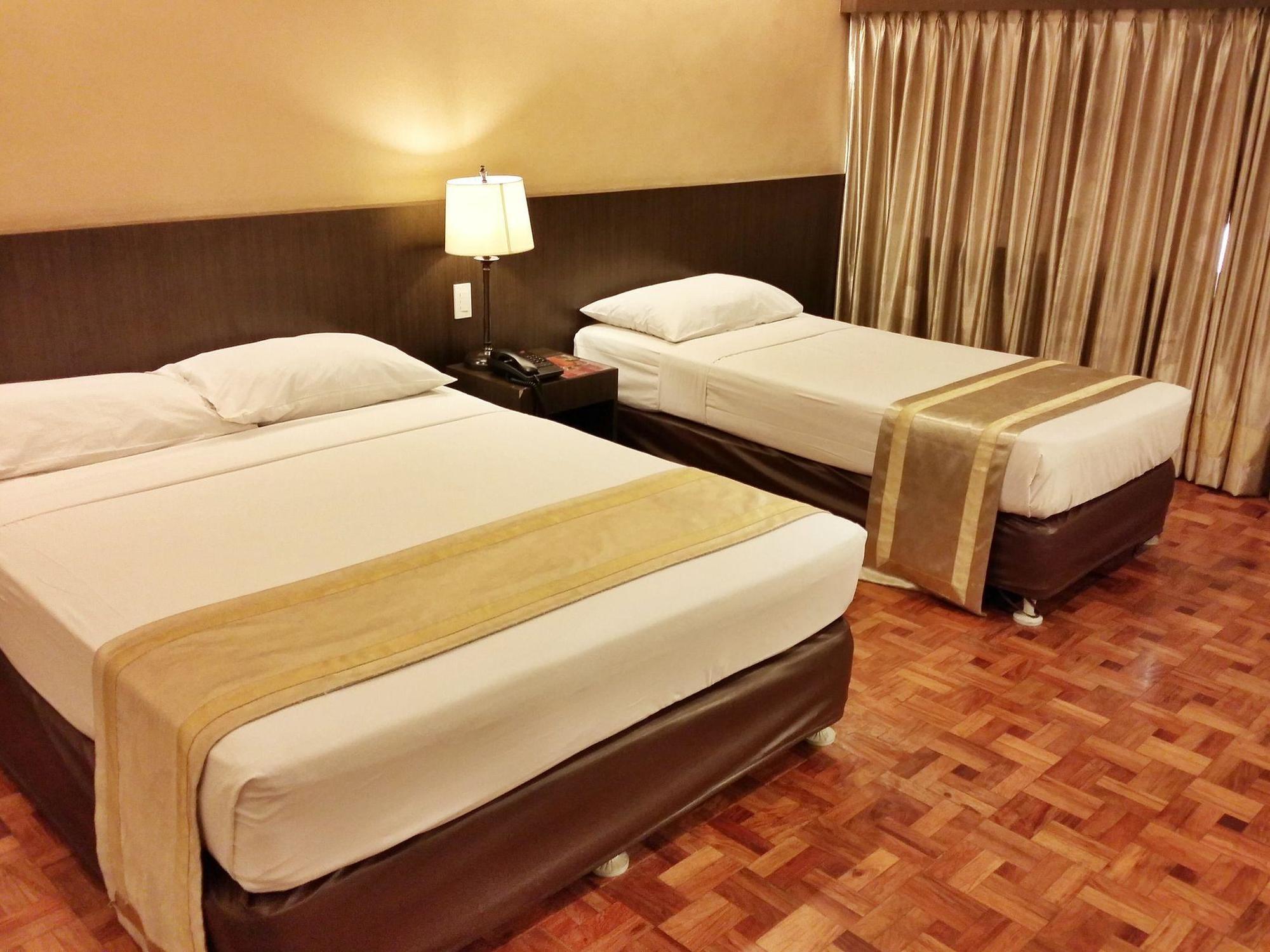 Richville Hotel Mandaluyong Buitenkant foto