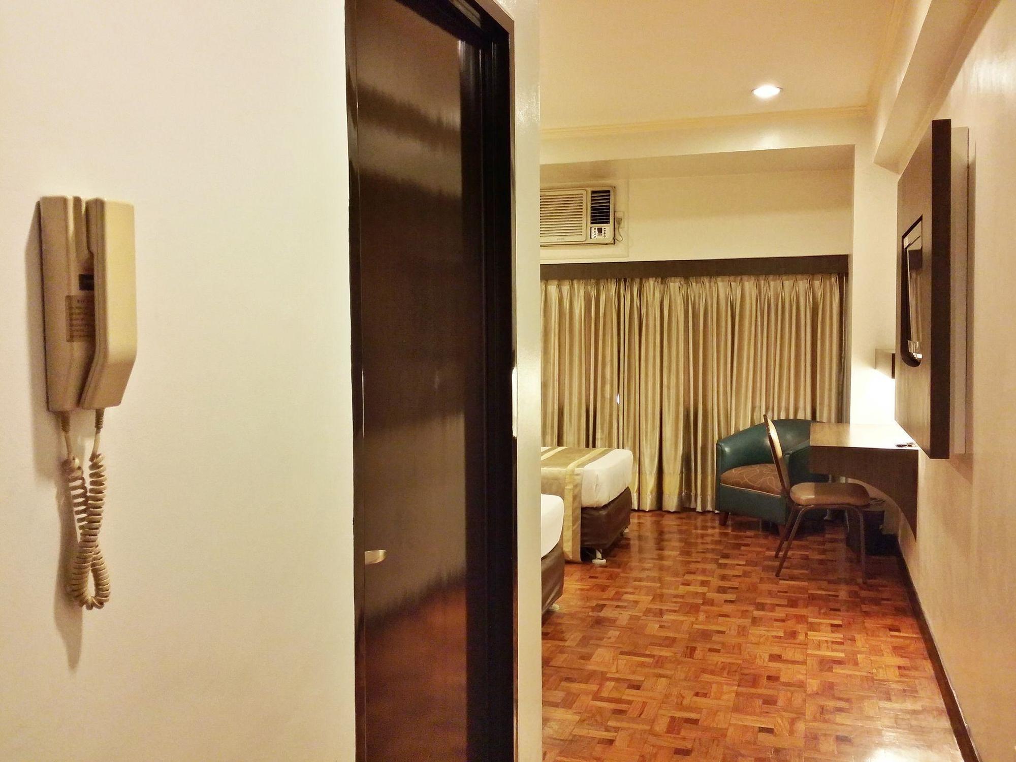 Richville Hotel Mandaluyong Buitenkant foto
