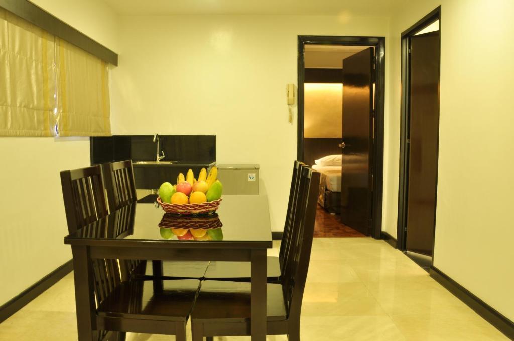Richville Hotel Mandaluyong Buitenkant foto