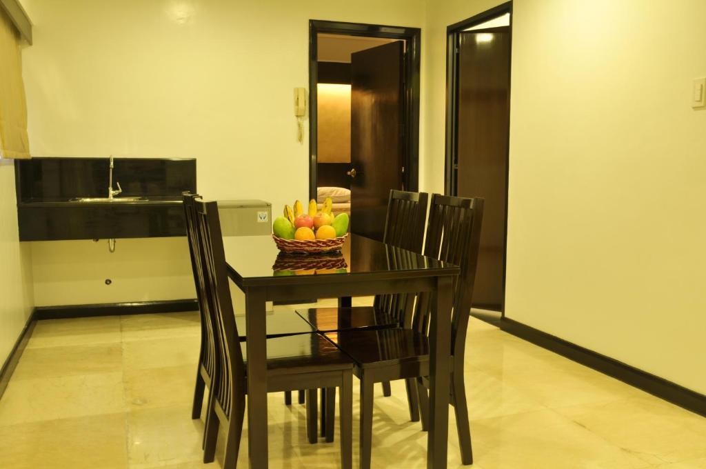 Richville Hotel Mandaluyong Buitenkant foto