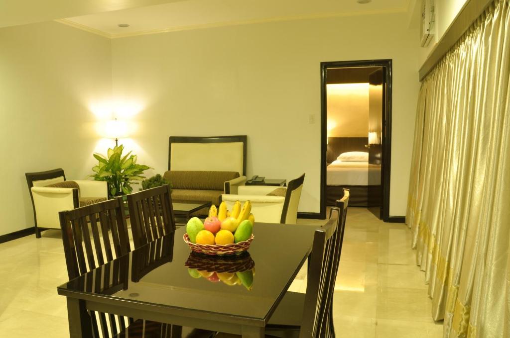 Richville Hotel Mandaluyong Buitenkant foto