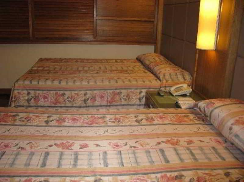 Richville Hotel Mandaluyong Buitenkant foto