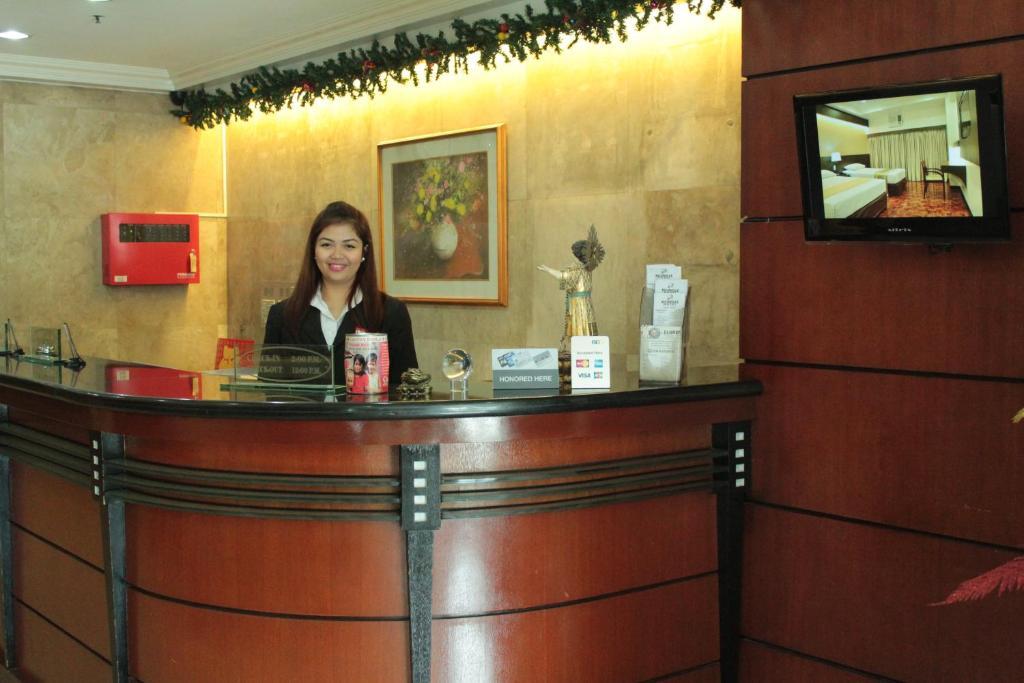 Richville Hotel Mandaluyong Buitenkant foto