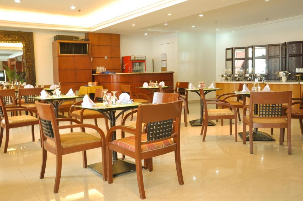 Richville Hotel Mandaluyong Buitenkant foto